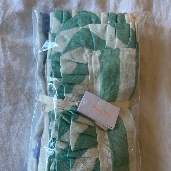 MERI MERI STRIPE RUFFLE FABRIC NAPKINS SET OF 4 - LINEN 18"x18" - Picture 10 of 10